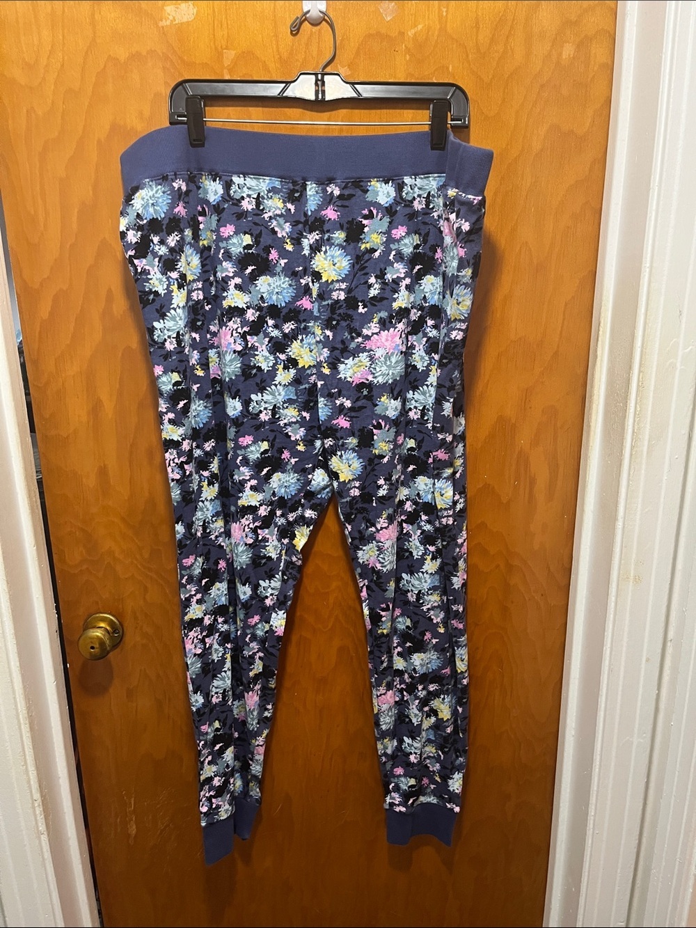 Vera Bradley navy floral jogger leggings with pastel accents